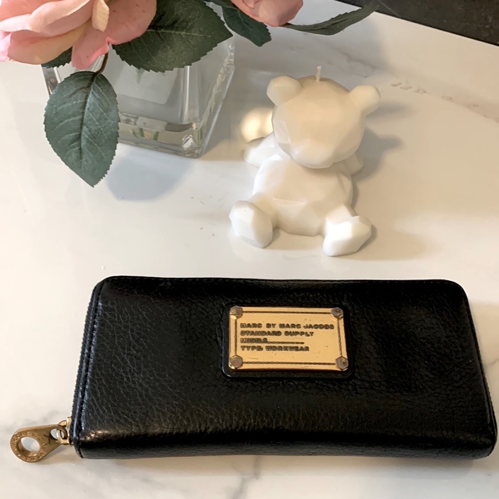 Classic Q Vertical Zippy Wallet 💕